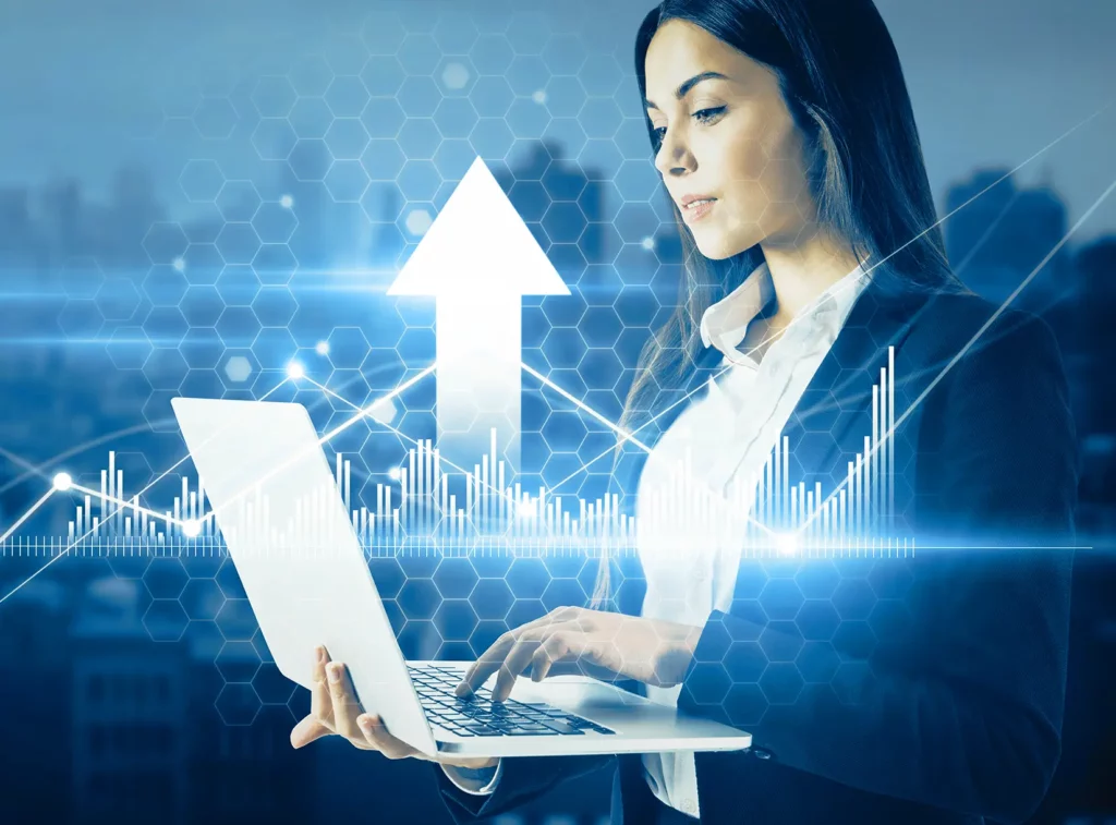 Eine Frau prüft ihre Vorteile mit dem Coaching für Karriere- und Neuorientierung von Innovaris